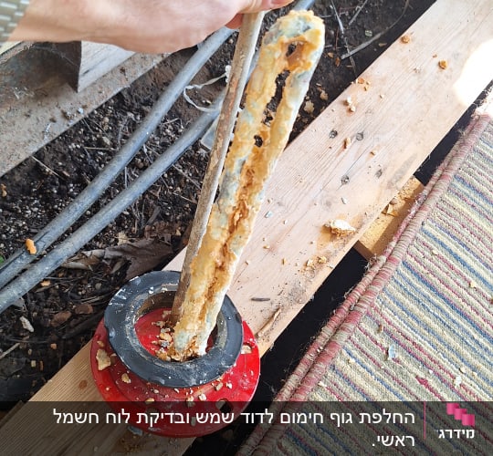 יד מחזיקה כבל חשמל עם נזק ליד חלון